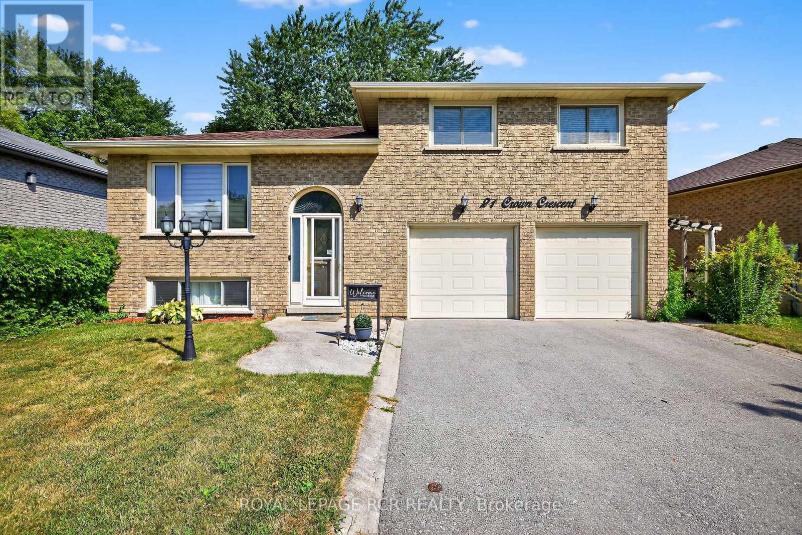 21 Crown Crescent, Bradford West Gwillimbury (Bradford), Ontario  L3Z 2M7 - Photo 2 - N12450610