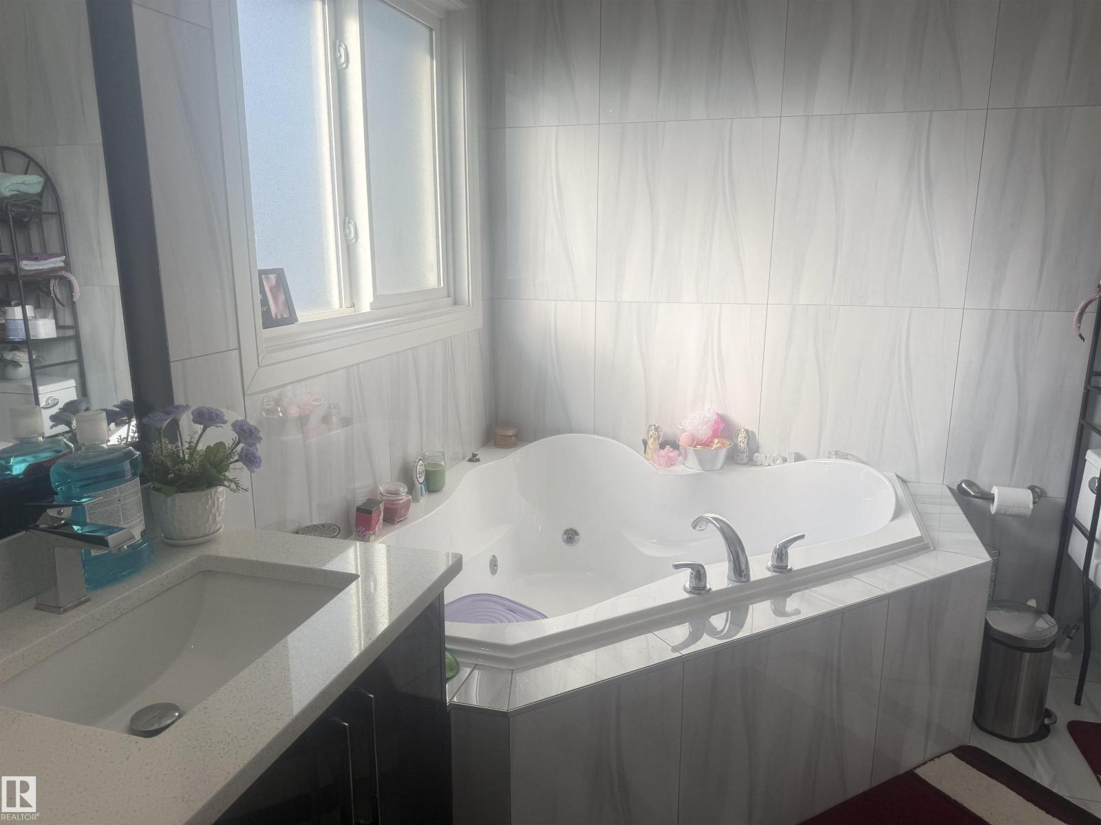 5711 176 Av Nw Nw, Edmonton, Alberta  T5Y 0K7 - Photo 2 - E4459143