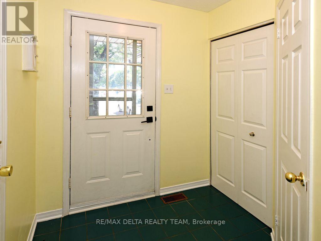138 Montana Way, Ottawa, Ontario  K2J 4M4 - Photo 4 - X12450696