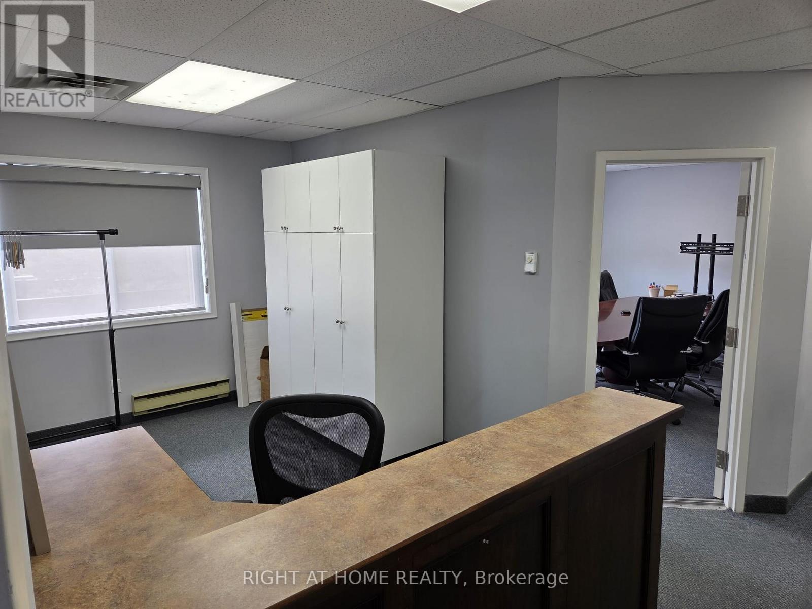 401 - 8 Stavebank Road N, Mississauga, Ontario  L5G 2T4 - Photo 3 - W12450615