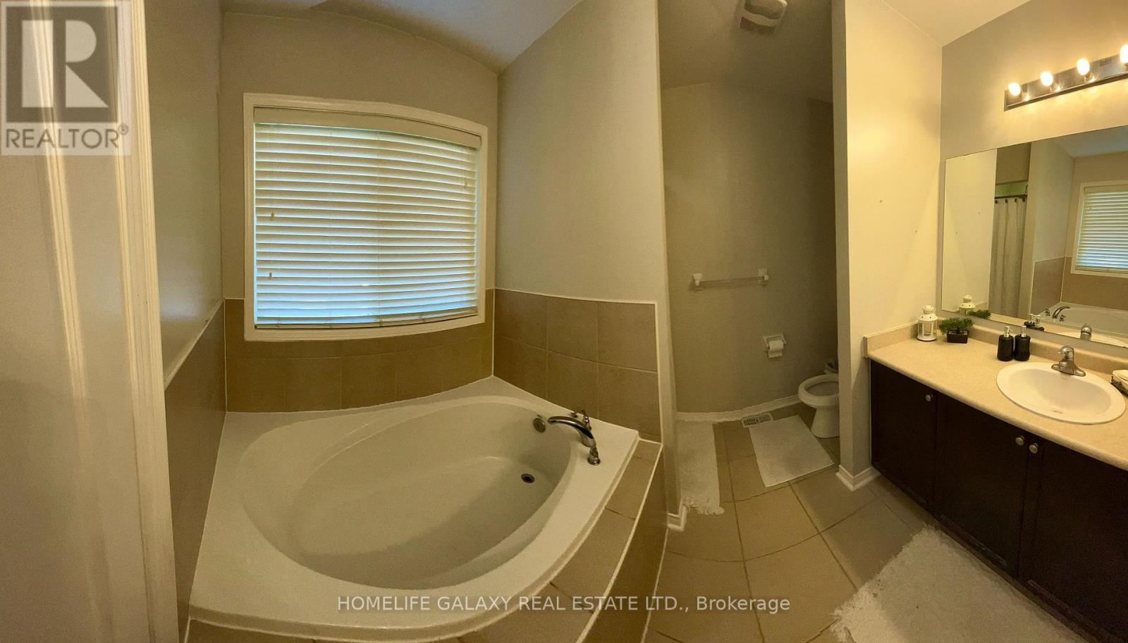 69 Crown Victoria Drive, Brampton (Fletcher's Meadow), Ontario  L7A 3X1 - Photo 16 - W12450618