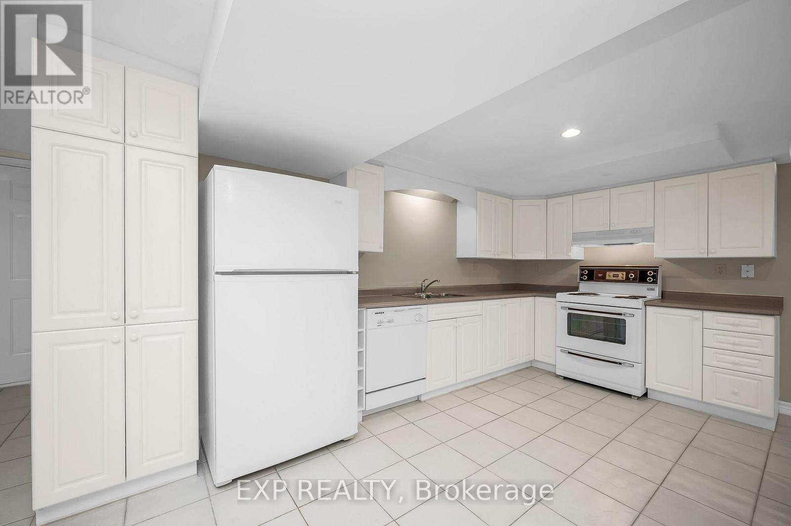 44 Wexford Road, Brampton, Ontario  L6Z 2W3 - Photo 10 - W12450634