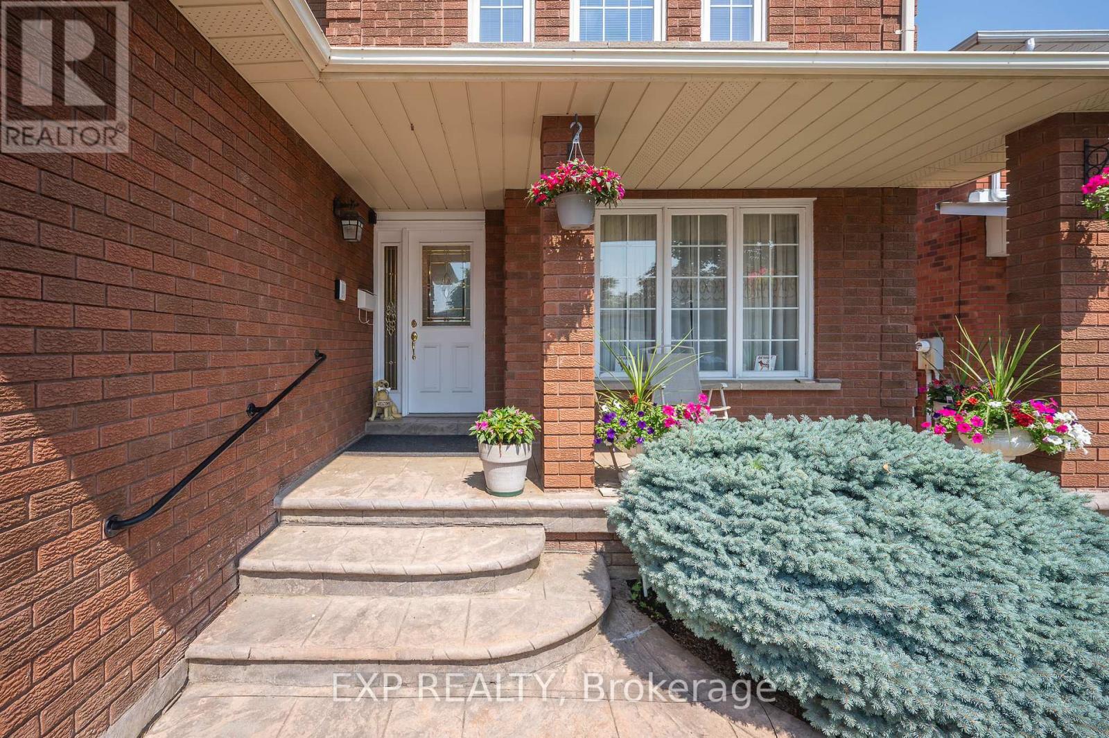 44 Wexford Road, Brampton, Ontario  L6Z 2W3 - Photo 4 - W12450634