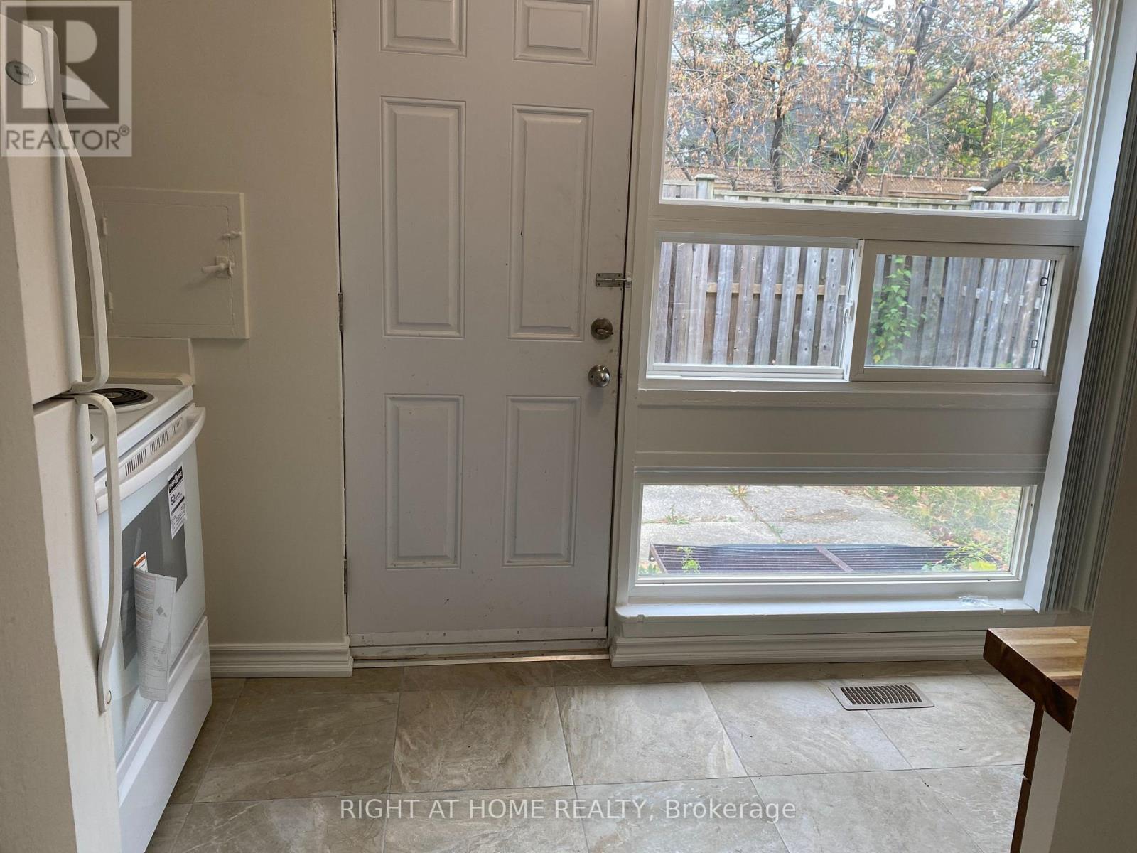 3230 The Credit Woodlands, Mississauga, Ontario  L5C 2J6 - Photo 4 - W12450637