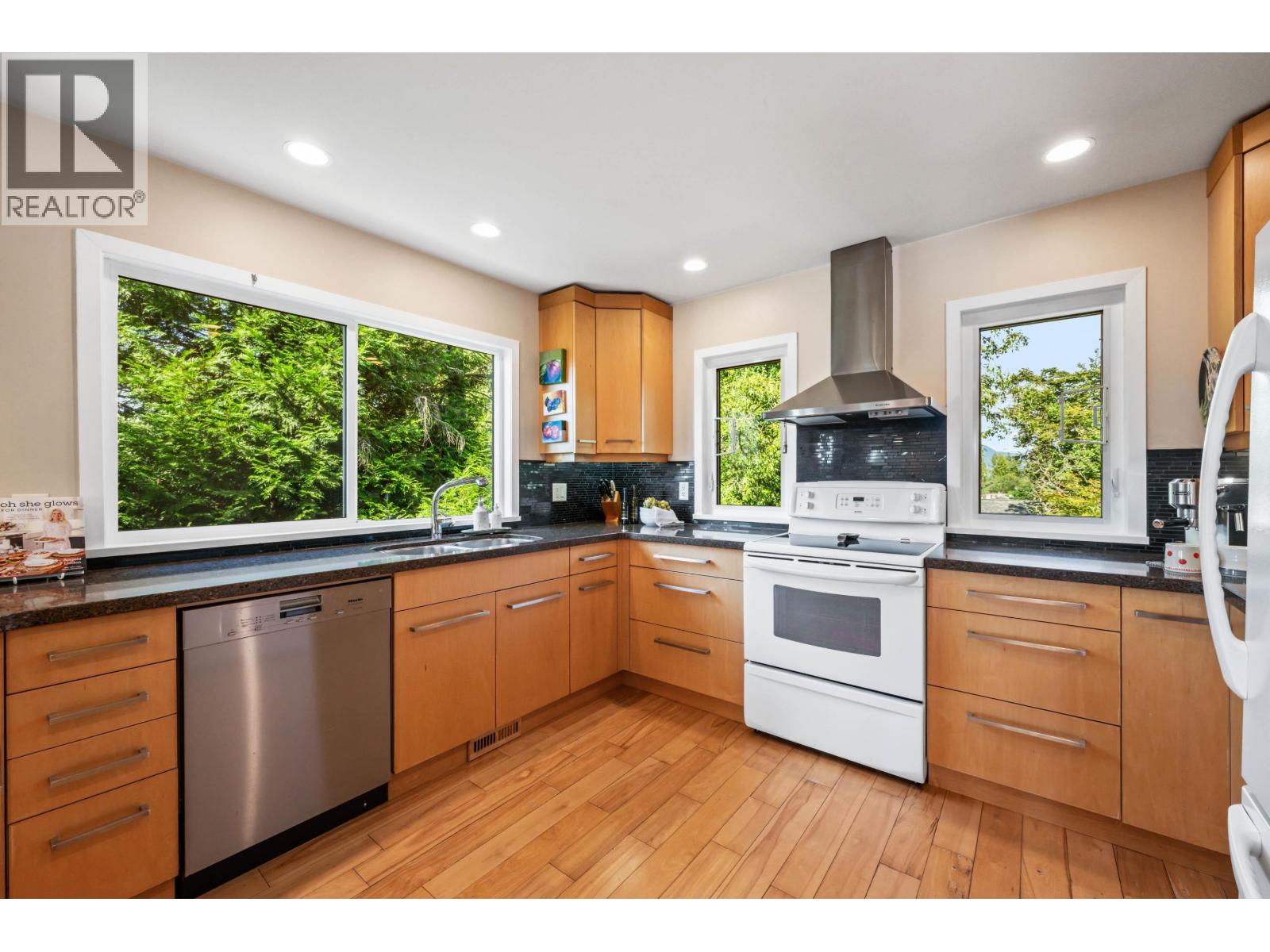 935 Stardale Avenue, Coquitlam, British Columbia  V3J 4W1 - Photo 8 - R3056184