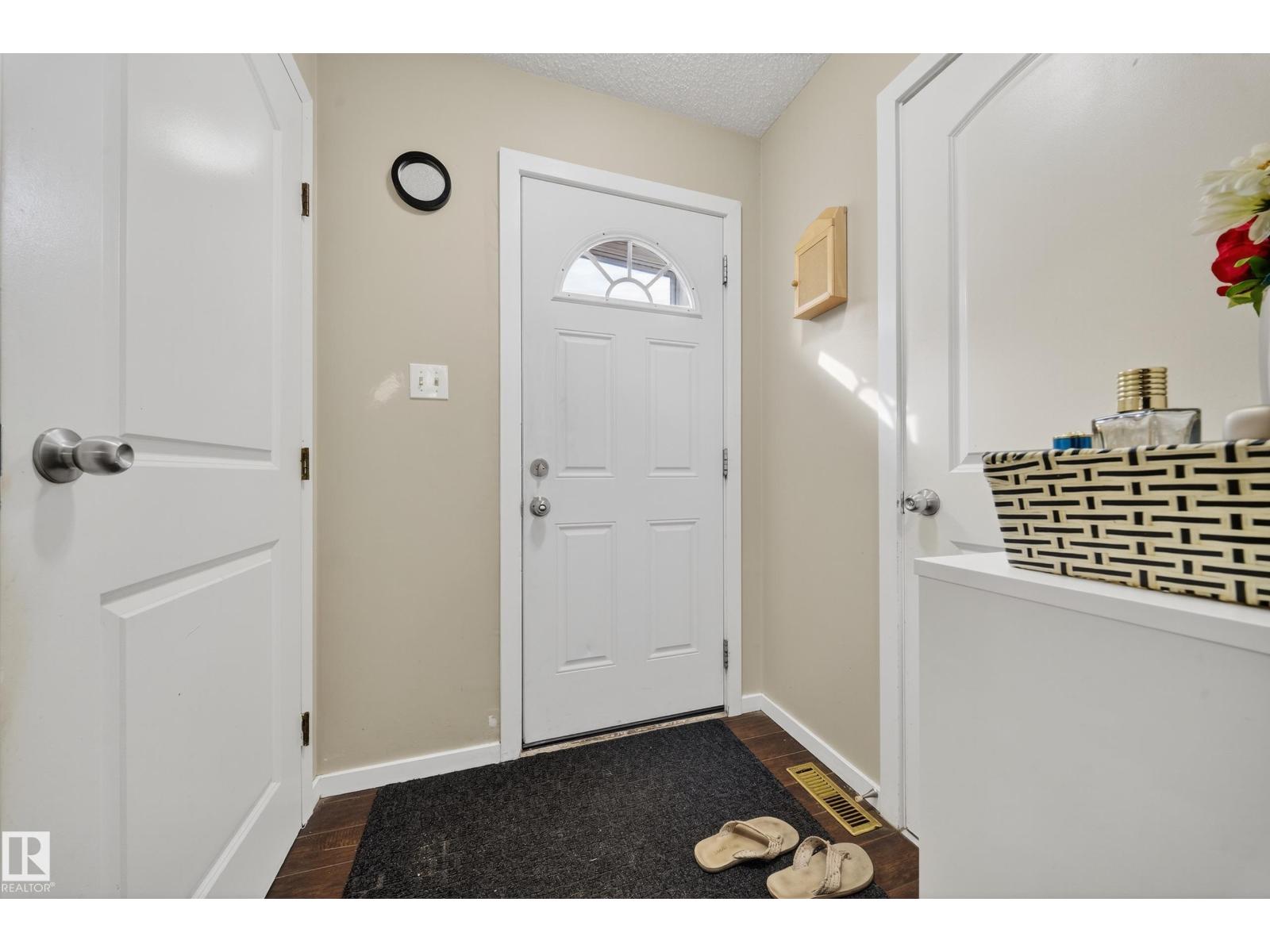 1553 Lakewood Rd W Nw, Edmonton, Alberta  T6K 2V7 - Photo 4 - E4461159