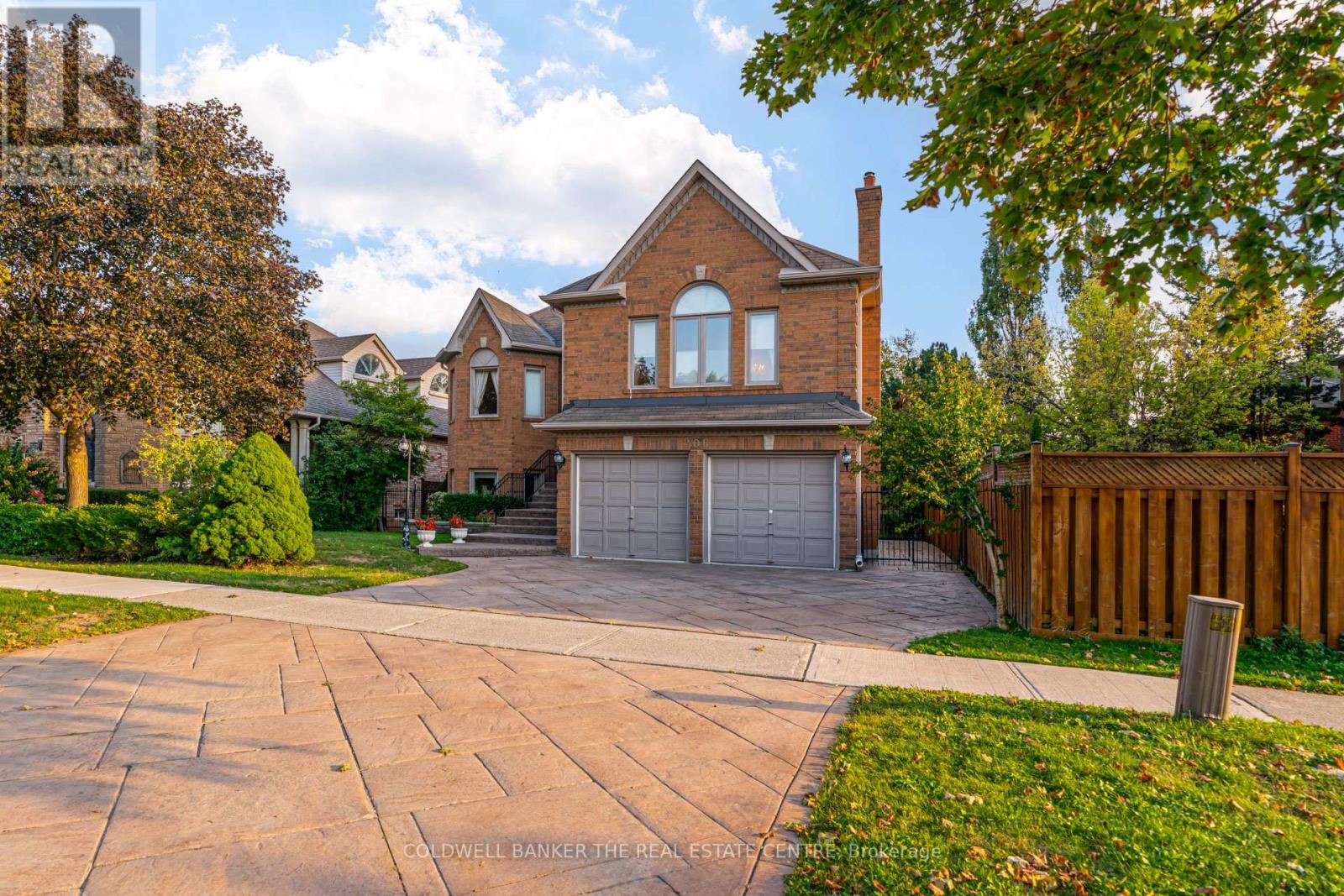 206 Shaftsbury Avenue, Richmond Hill, Ontario  L4C 0E8 - Photo 2 - N12450668