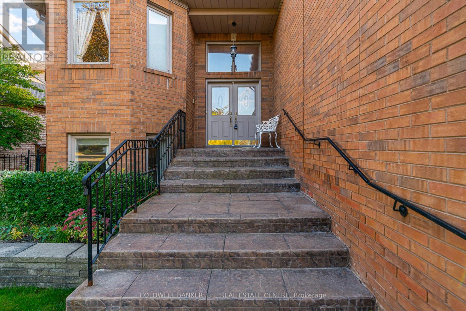 206 Shaftsbury Avenue, Richmond Hill, Ontario  L4C 0E8 - Photo 3 - N12450668