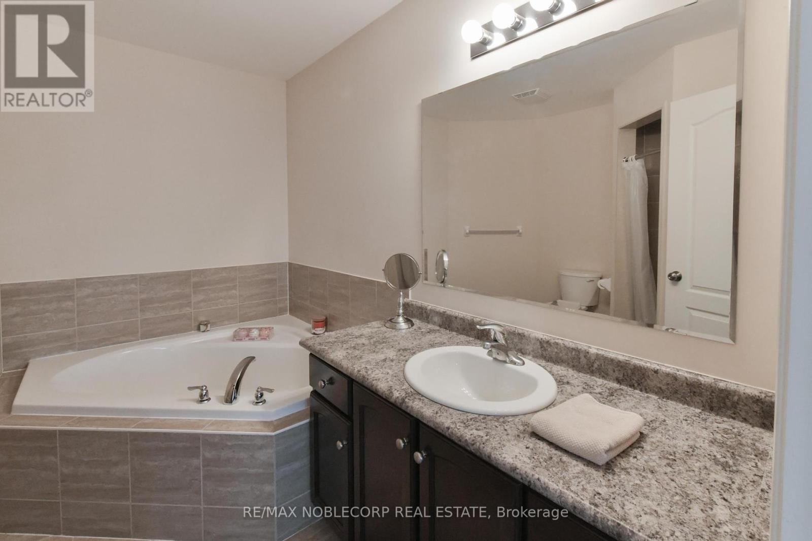 54 Long Street, Bradford West Gwillimbury, Ontario  L3Z 2A4 - Photo 21 - N12450670