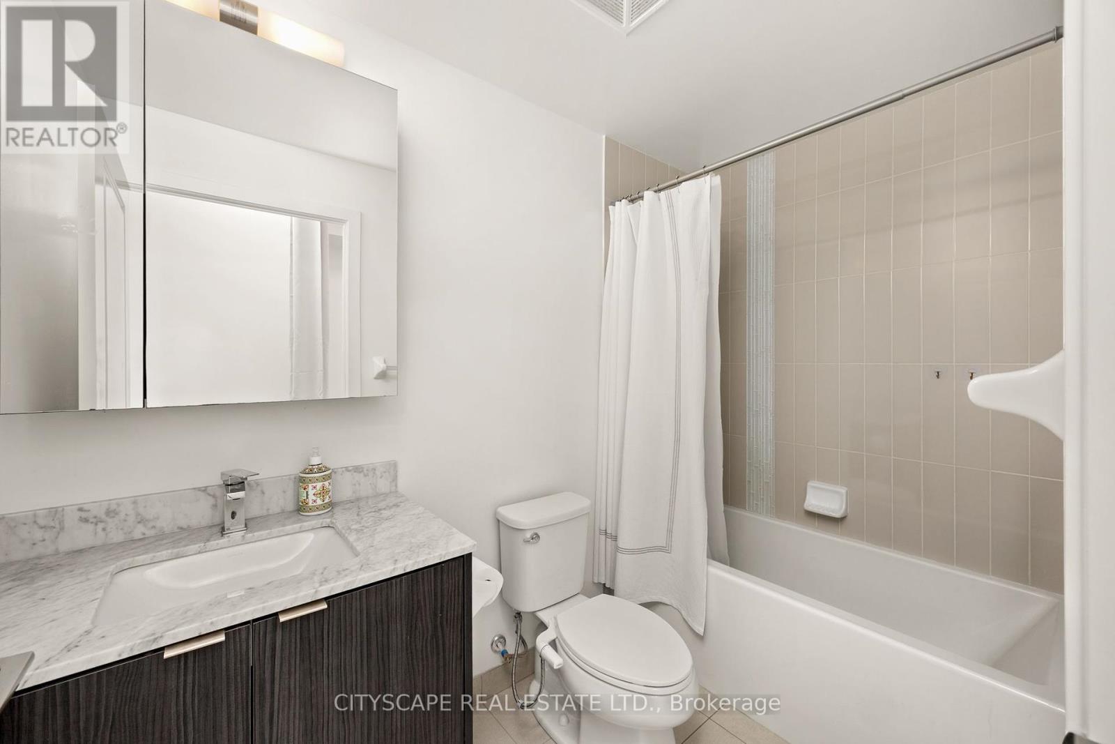 201 - 100 Eagle Rock Way, Vaughan, Ontario  L6A 5B9 - Photo 12 - N12450677