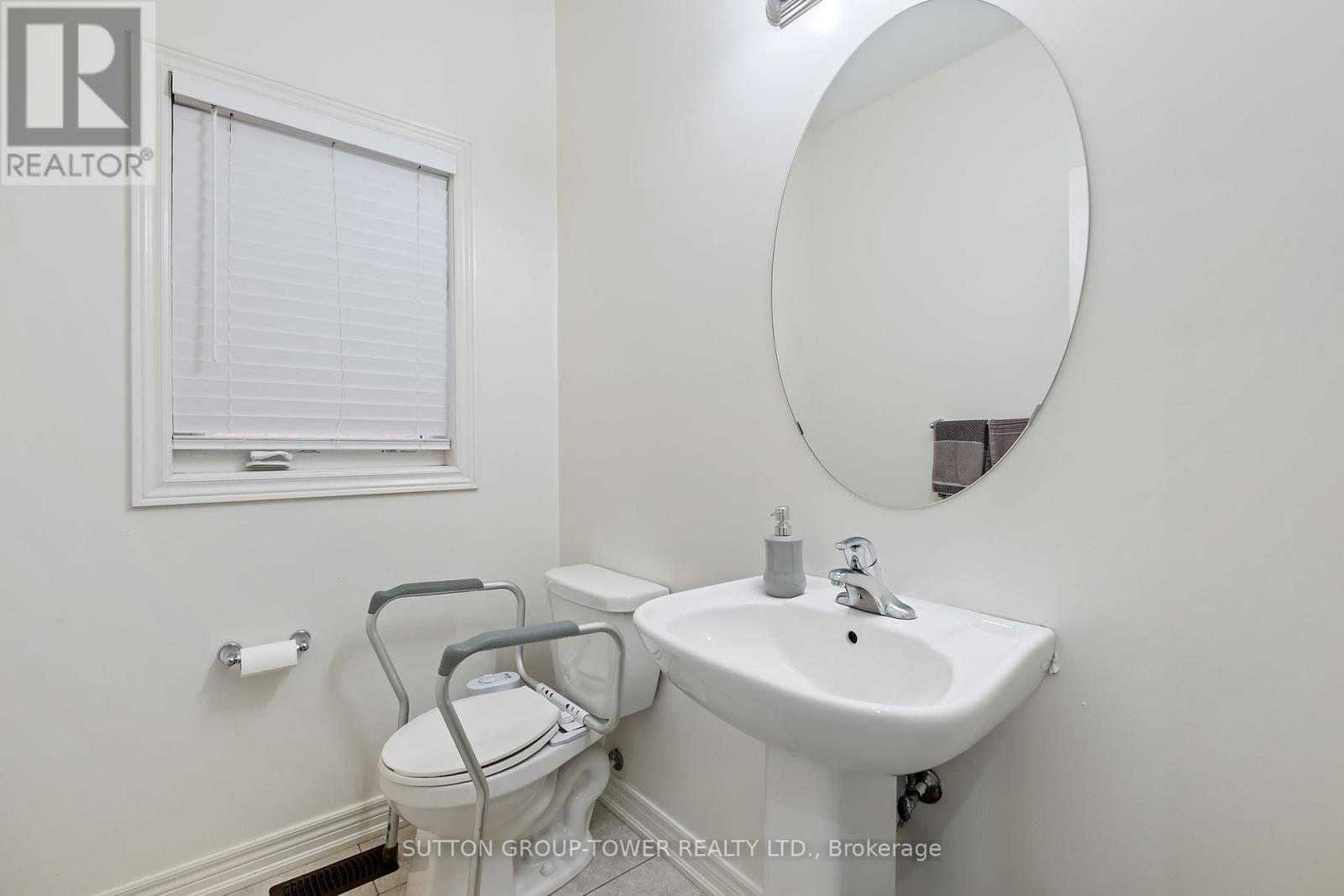 78 Romanelli Crescent, Bradford West Gwillimbury, Ontario  L3Z 0X7 - Photo 5 - N12450704