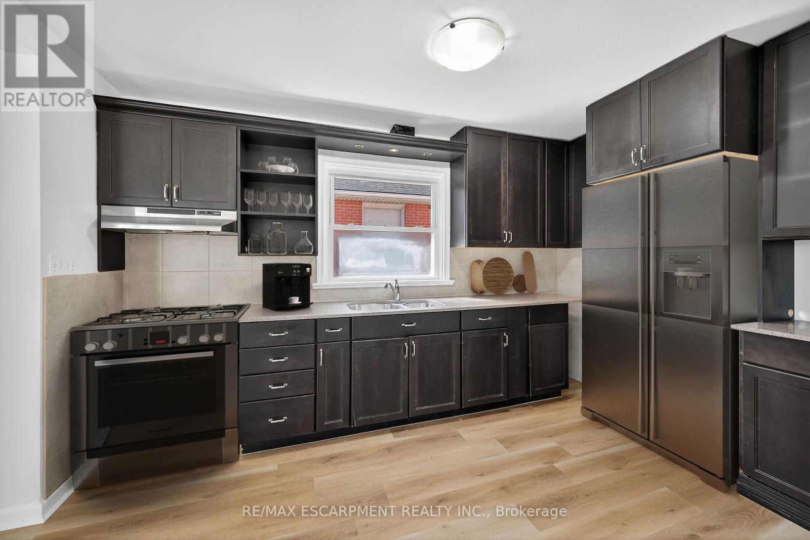 314 East 16th Street, Hamilton, Ontario  L9A 4J9 - Photo 10 - X12450659