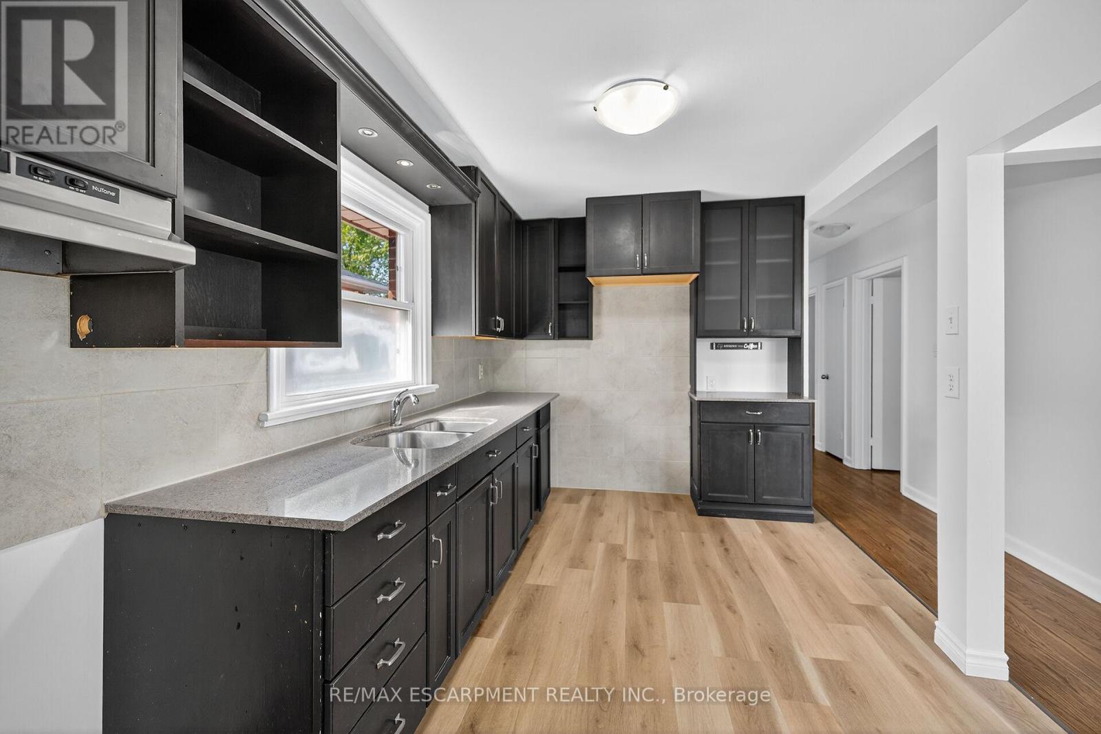 314 East 16th Street, Hamilton, Ontario  L9A 4J9 - Photo 11 - X12450659