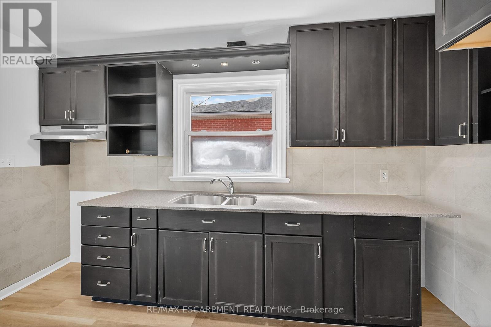 314 East 16th Street, Hamilton, Ontario  L9A 4J9 - Photo 12 - X12450659