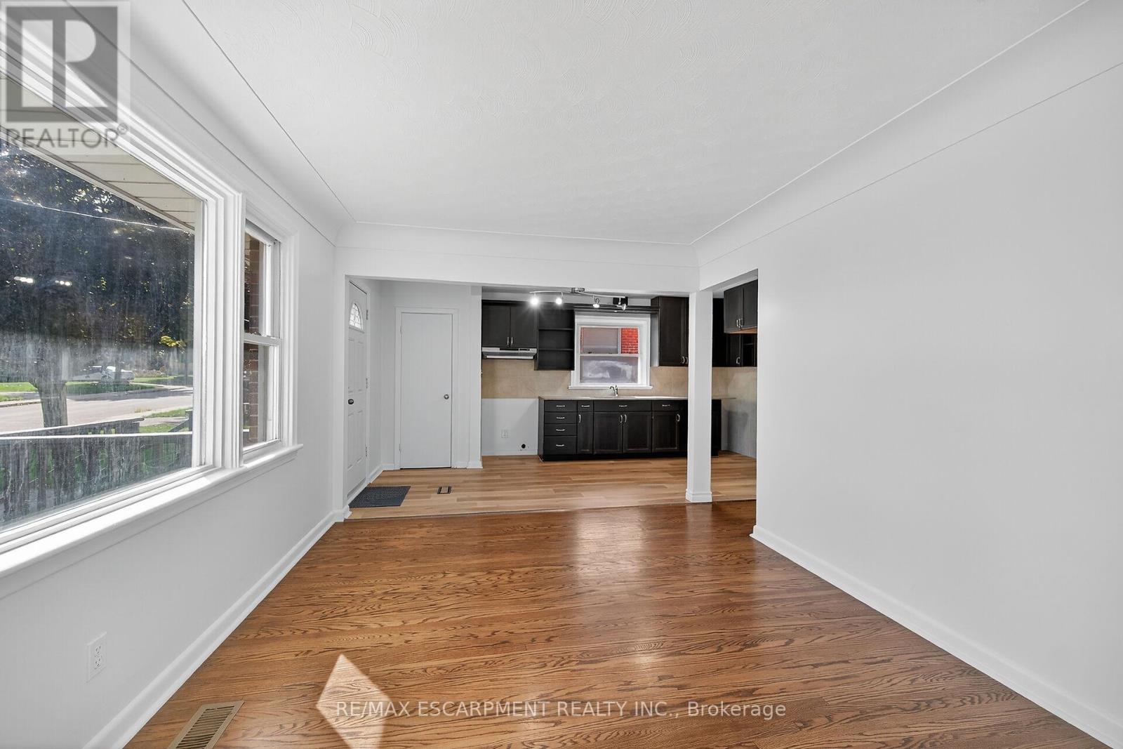 314 East 16th Street, Hamilton, Ontario  L9A 4J9 - Photo 8 - X12450659