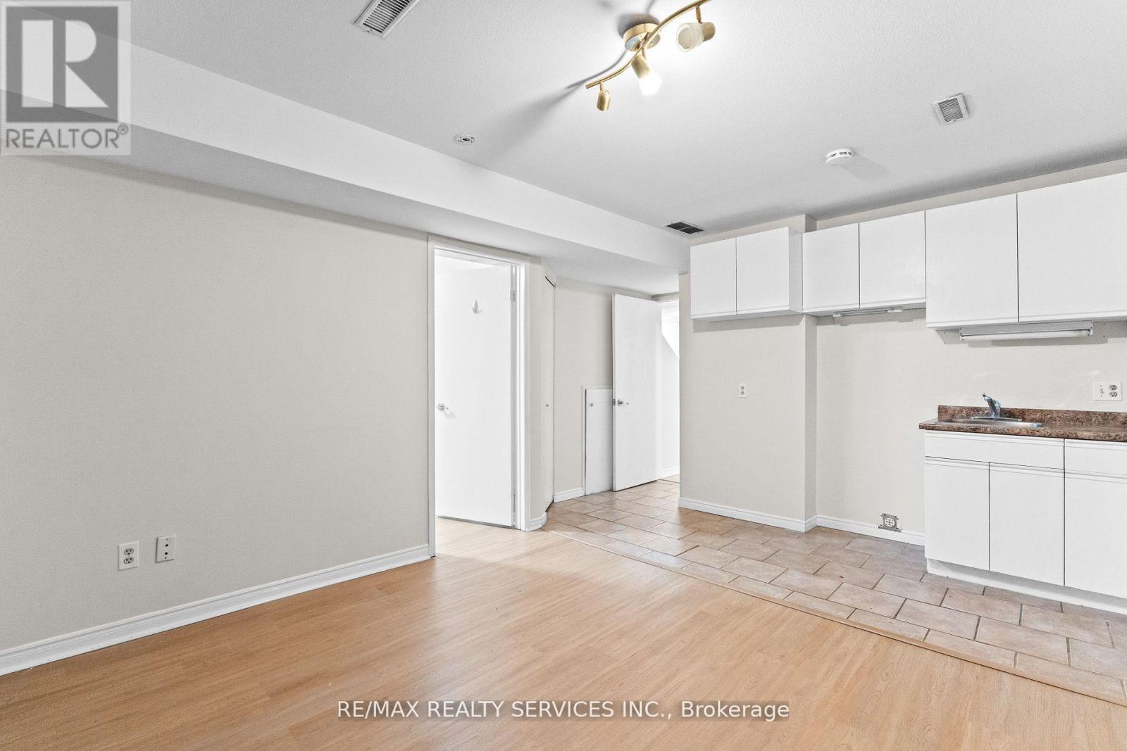 26 Woolwich Street, Kitchener, Ontario  N2K 1R9 - Photo 29 - X12450697