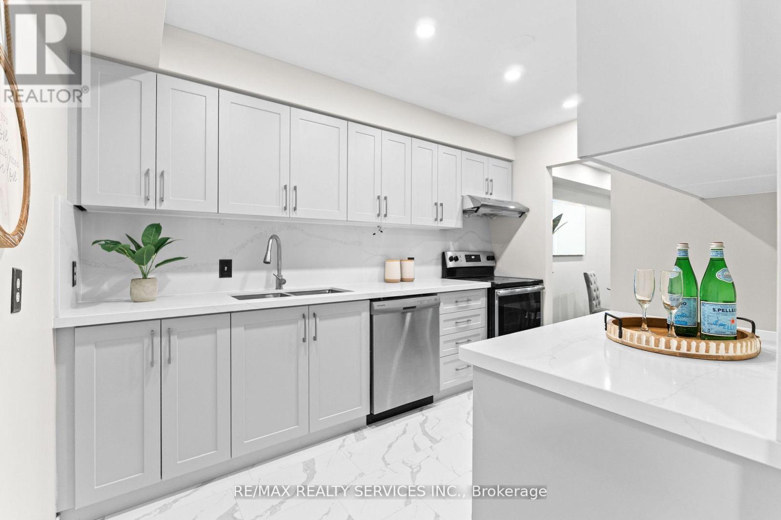 26 Woolwich Street, Kitchener, Ontario  N2K 1R9 - Photo 8 - X12450697