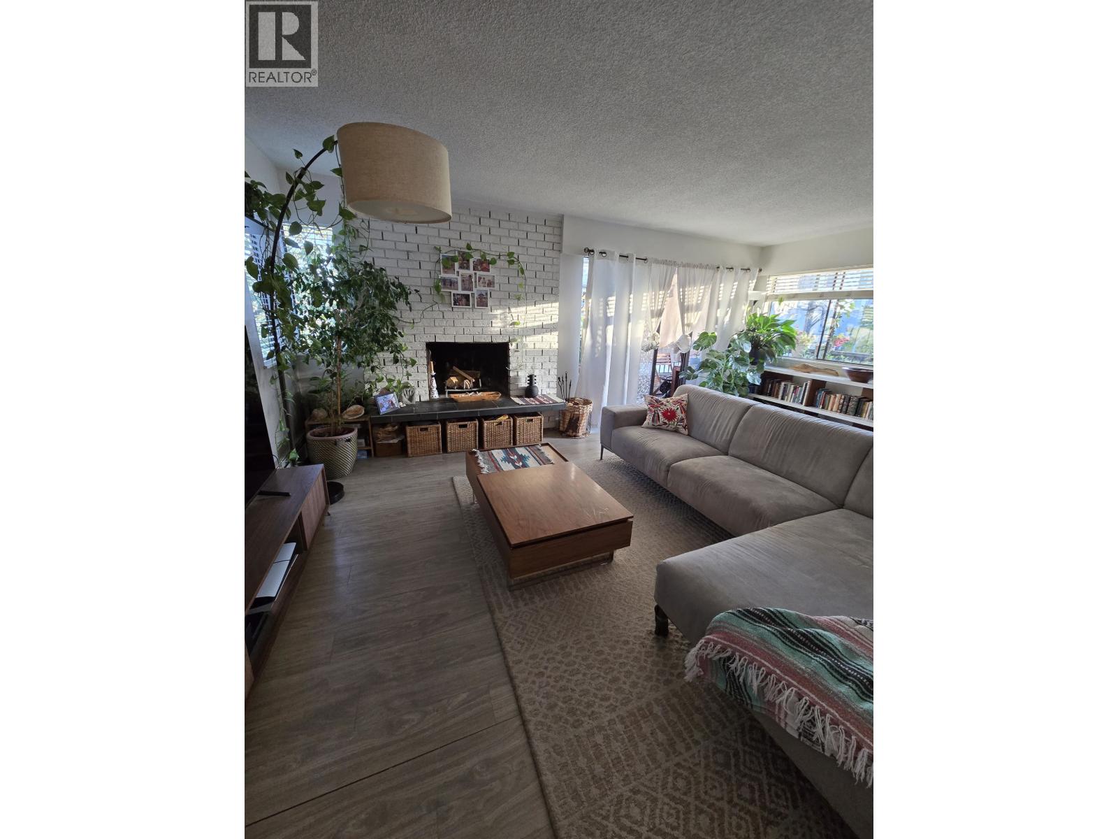 209 410 Agnes Street, New Westminster, British Columbia  V3L 1G1 - Photo 2 - R3055668
