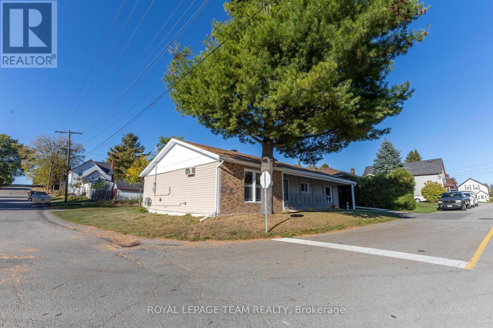 49 William Street E, Arnprior, Ontario  K7S 1J7 - Photo 3 - X12450736