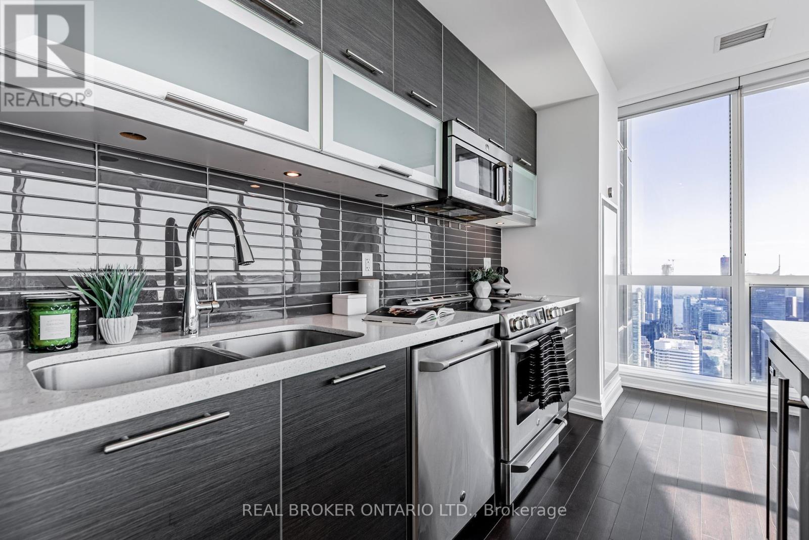 7510 - 388 Yonge Street, Toronto, Ontario  M5B 0A4 - Photo 10 - C12450161