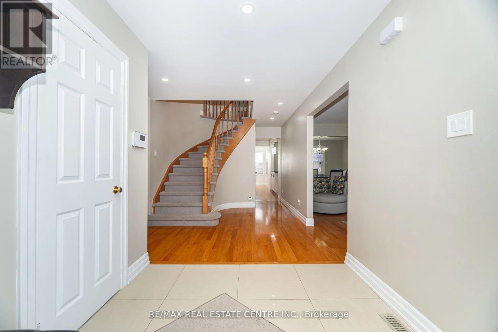 10 Nipissing Crescent, Brampton, Ontario  L6S 5A6 - Photo 7 - W12450717