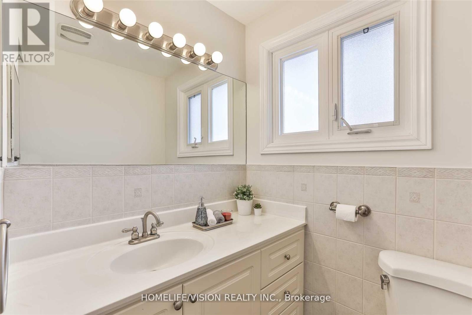 111 Bannatyne Drive, Toronto, Ontario  M2L 2P5 - Photo 5 - C12450777