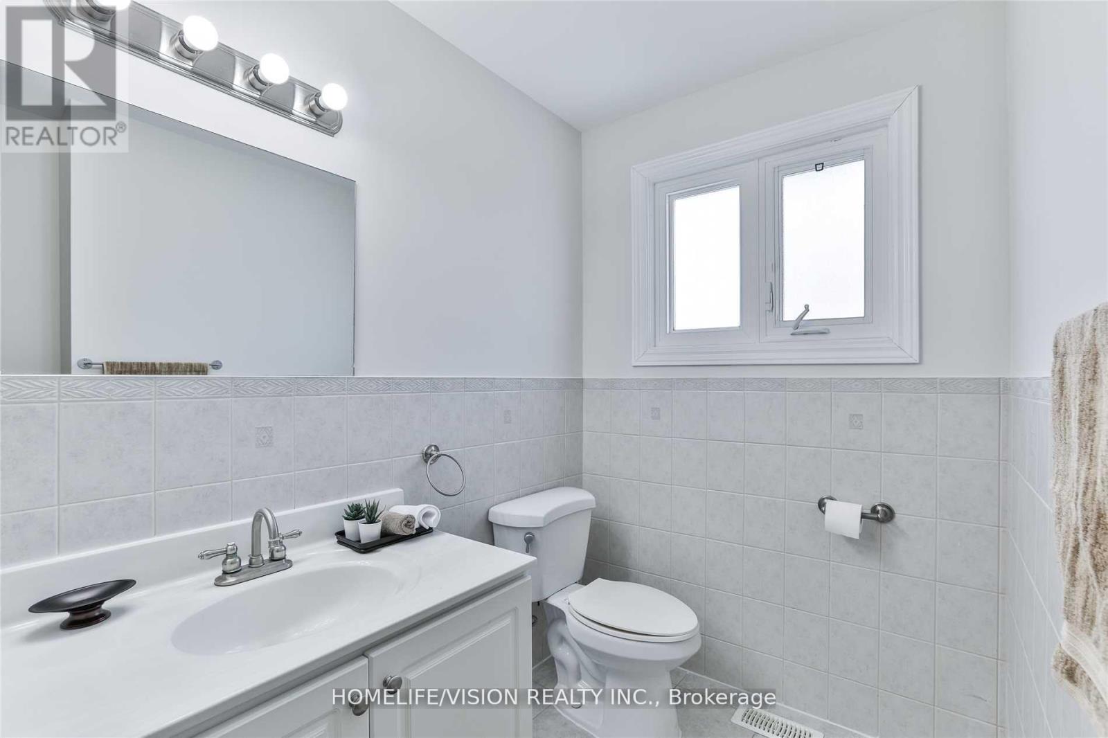 111 Bannatyne Drive, Toronto, Ontario  M2L 2P5 - Photo 9 - C12450777