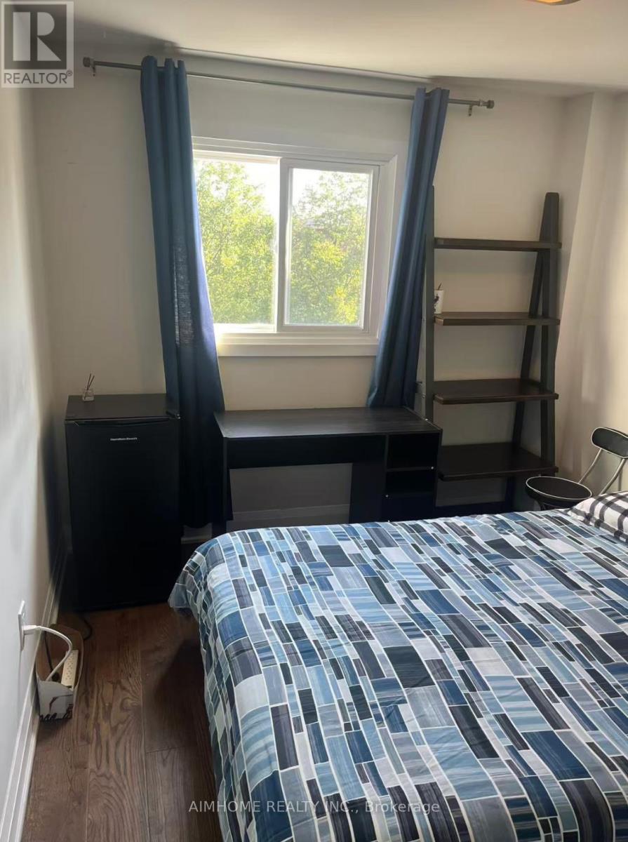 ROOM1 - 24 CARLINGWOOD COURT, Toronto, Ontario