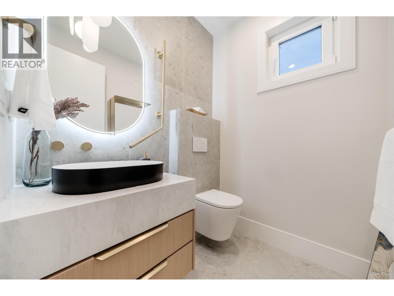 971 Adderley Street, North Vancouver, British Columbia  V7L 1T2 - Photo 2 - R3056418