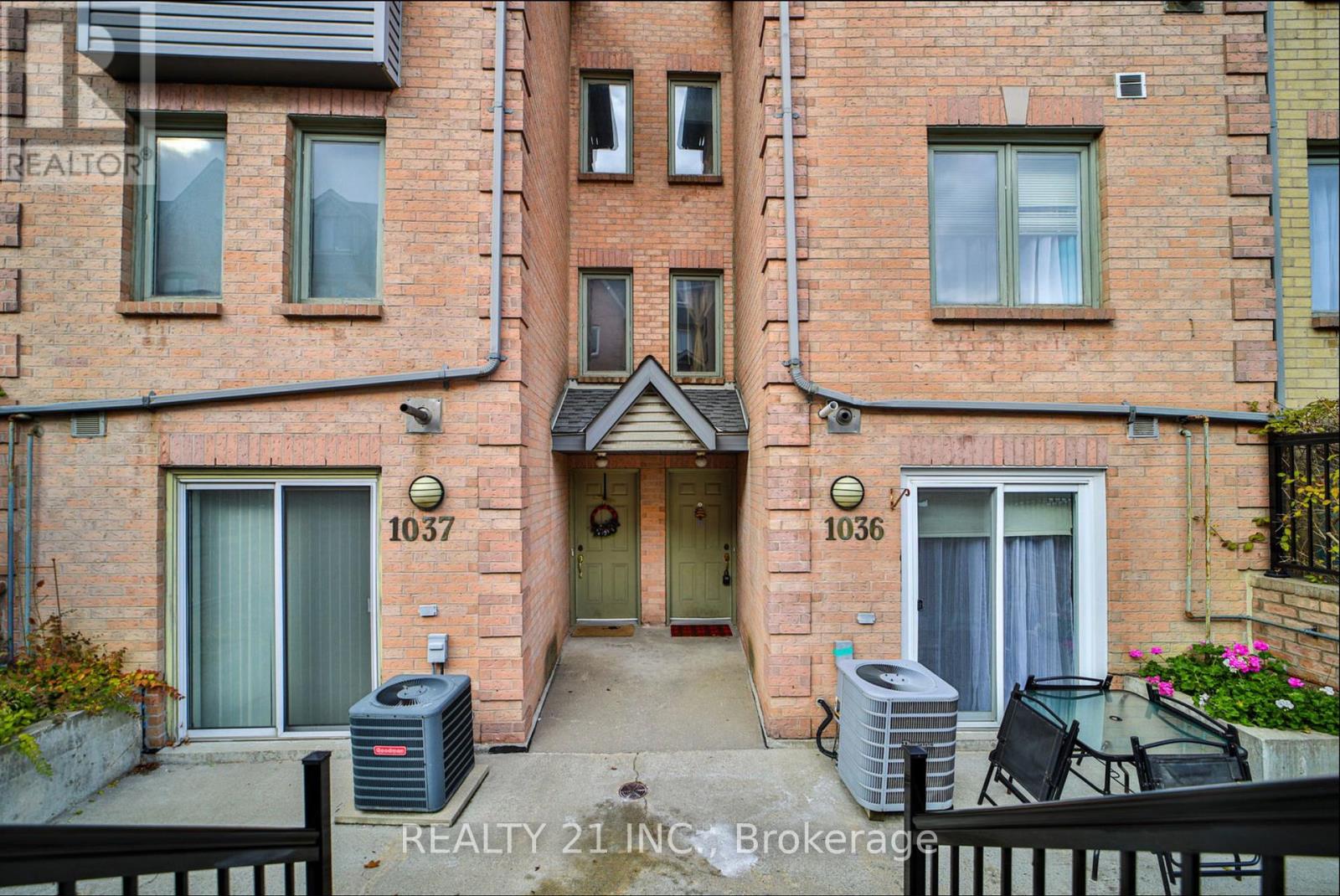 1036 - 75 Weldrick Road E, Richmond Hill, Ontario  L4C 0H9 - Photo 2 - N12450738