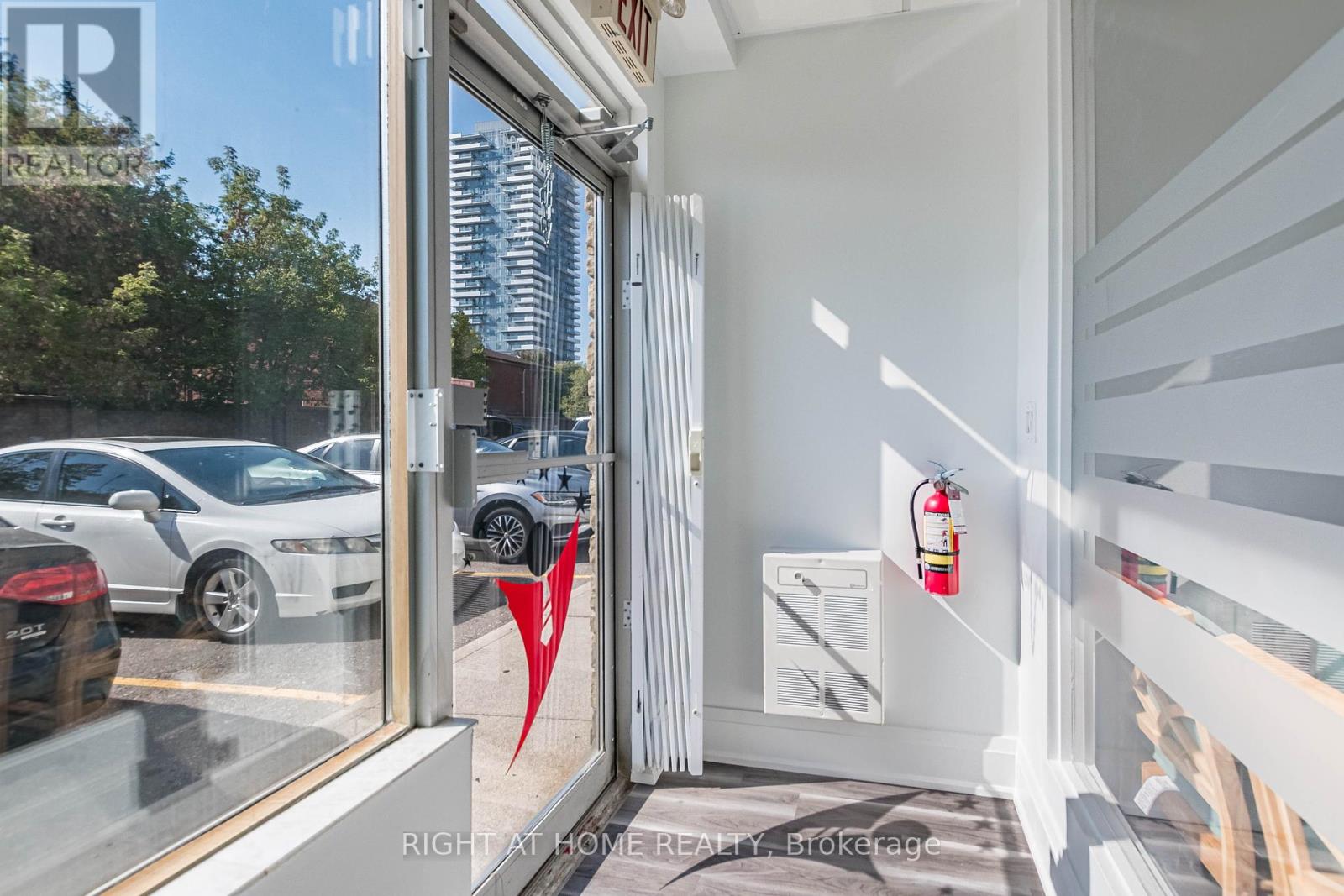 104 - 49 Hillcrest Avenue, Brampton, Ontario  L6W 4V4 - Photo 14 - W12450750