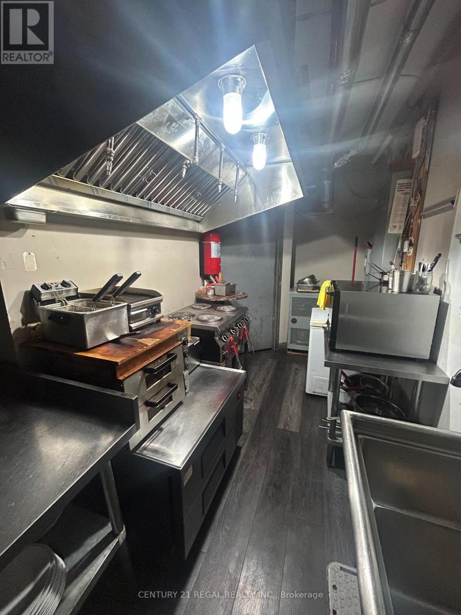 1183 Dundas Street W, Toronto, Ontario  M6J 1X3 - Photo 3 - C12450106