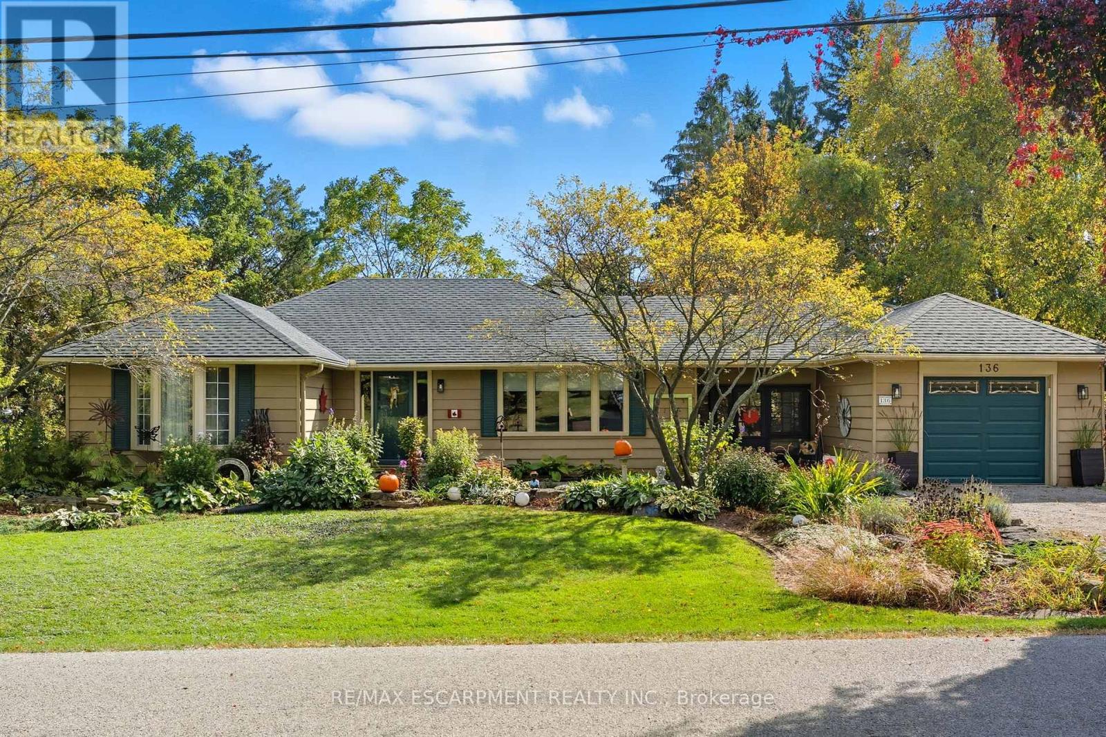 136 HILLCREST AVENUE, Hamilton, Ontario