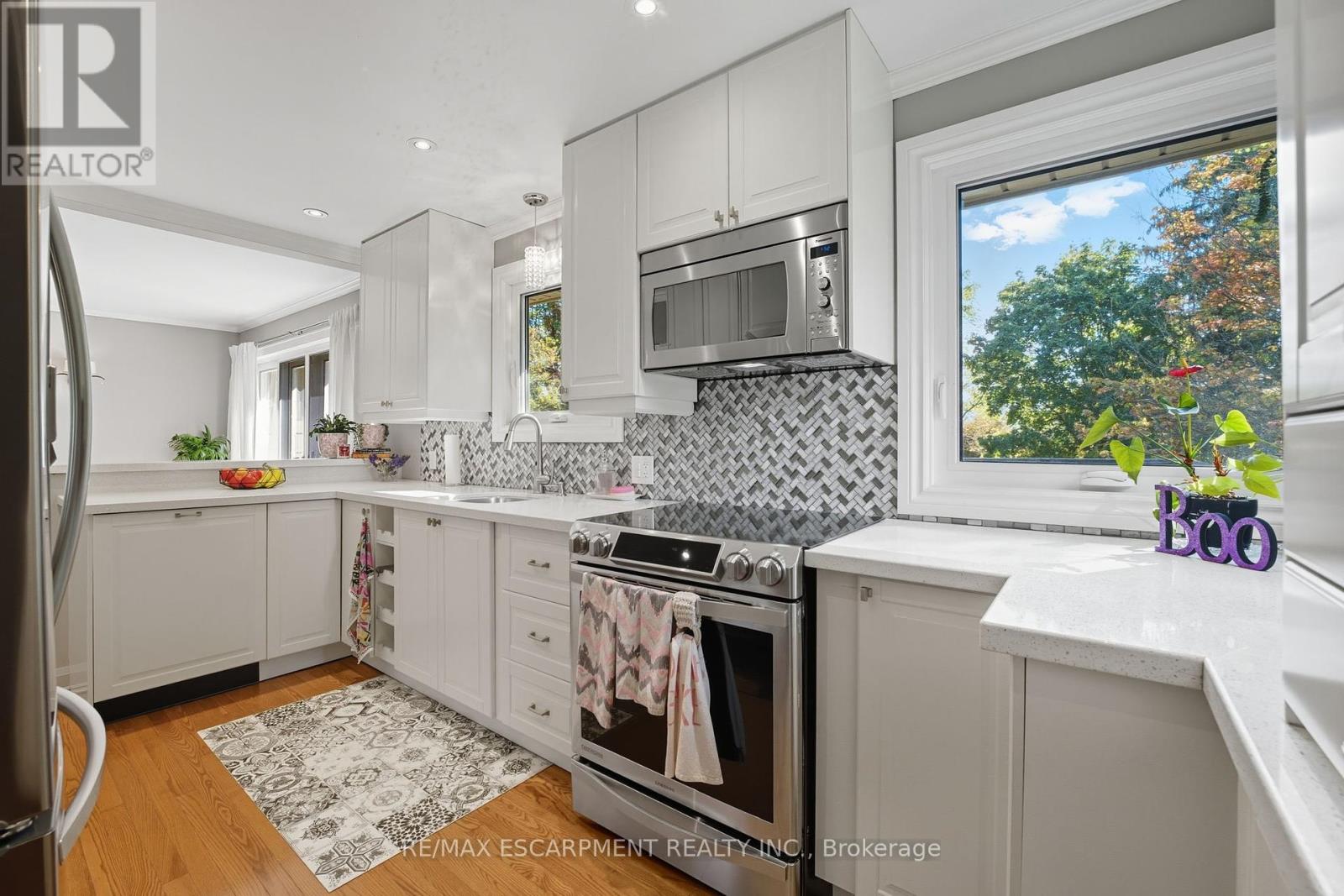 136 Hillcrest Avenue, Hamilton, Ontario  L9H 4X8 - Photo 10 - X12450775