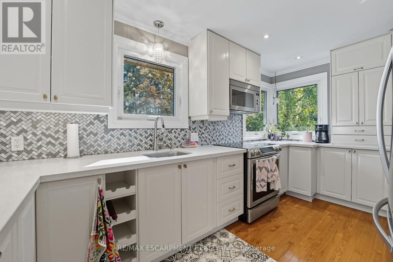 136 Hillcrest Avenue, Hamilton, Ontario  L9H 4X8 - Photo 11 - X12450775