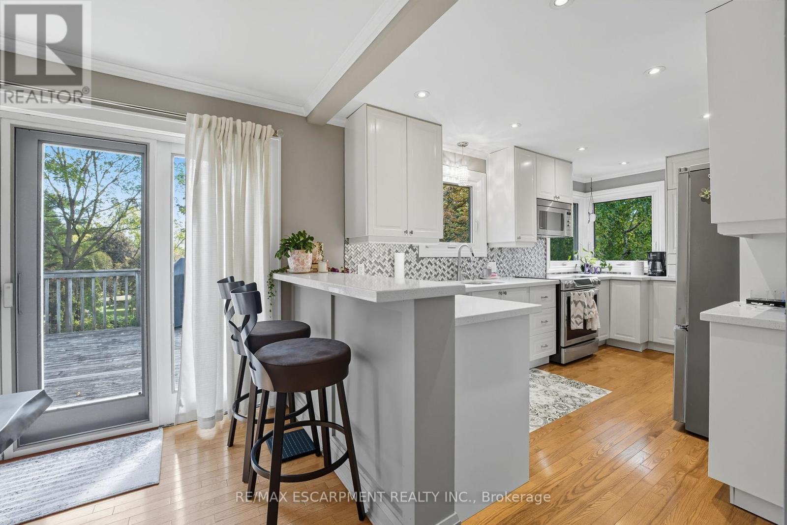 136 Hillcrest Avenue, Hamilton, Ontario  L9H 4X8 - Photo 12 - X12450775