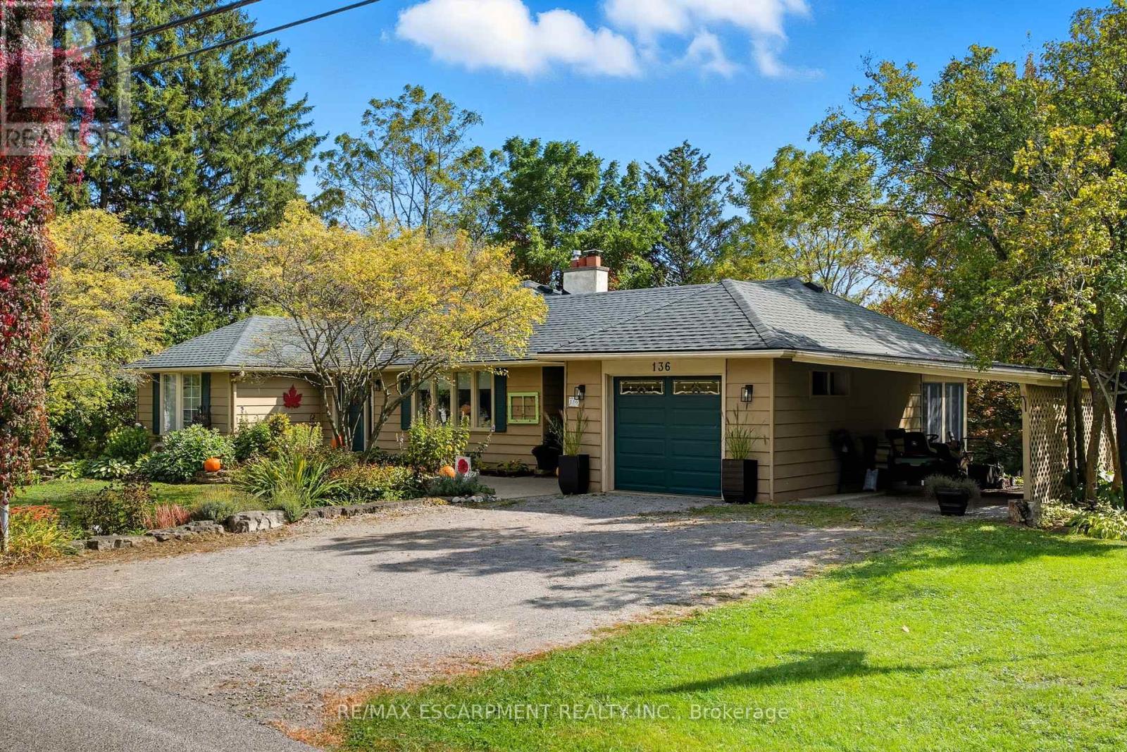 136 Hillcrest Avenue, Hamilton, Ontario  L9H 4X8 - Photo 2 - X12450775