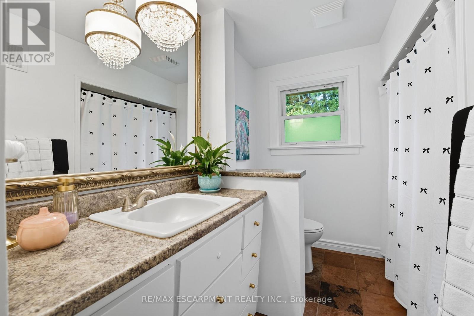 136 Hillcrest Avenue, Hamilton, Ontario  L9H 4X8 - Photo 21 - X12450775