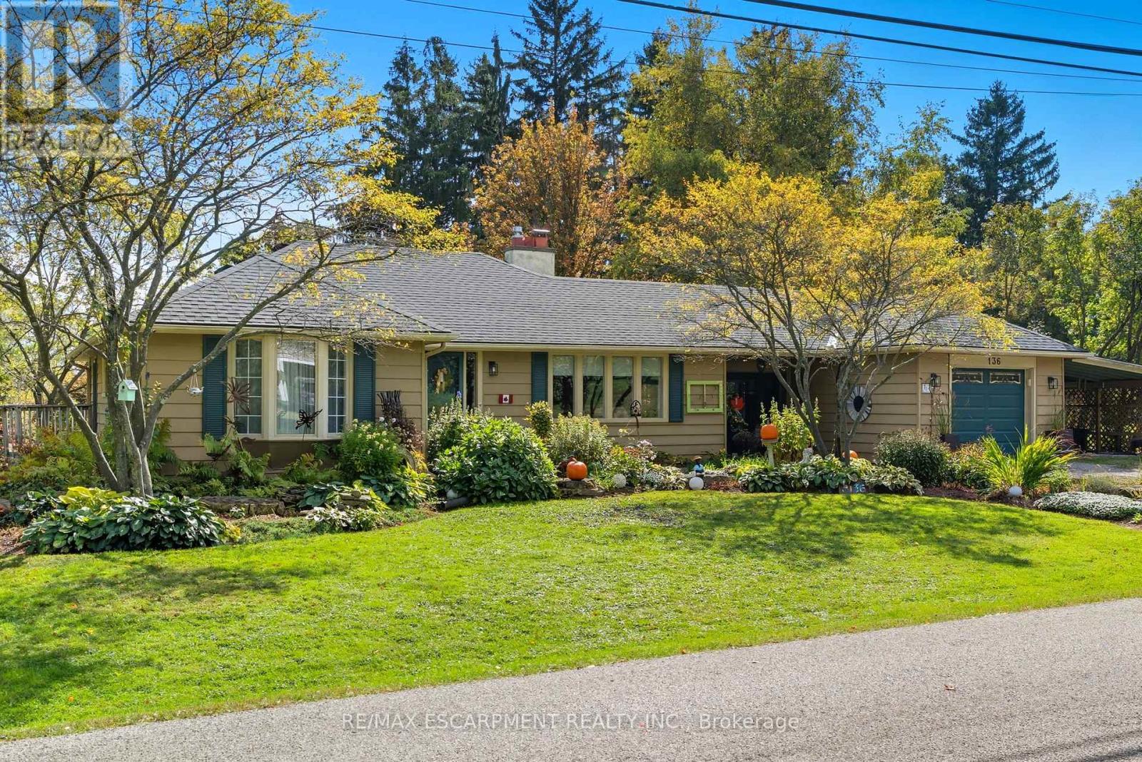 136 Hillcrest Avenue, Hamilton, Ontario  L9H 4X8 - Photo 3 - X12450775