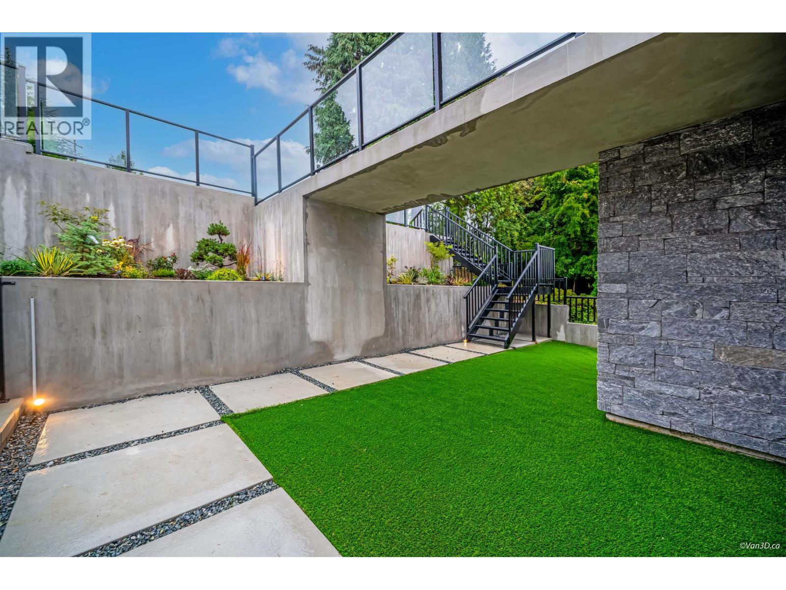 973 Adderley Street, North Vancouver, British Columbia  V7L 1O4 - Photo 3 - R3056421