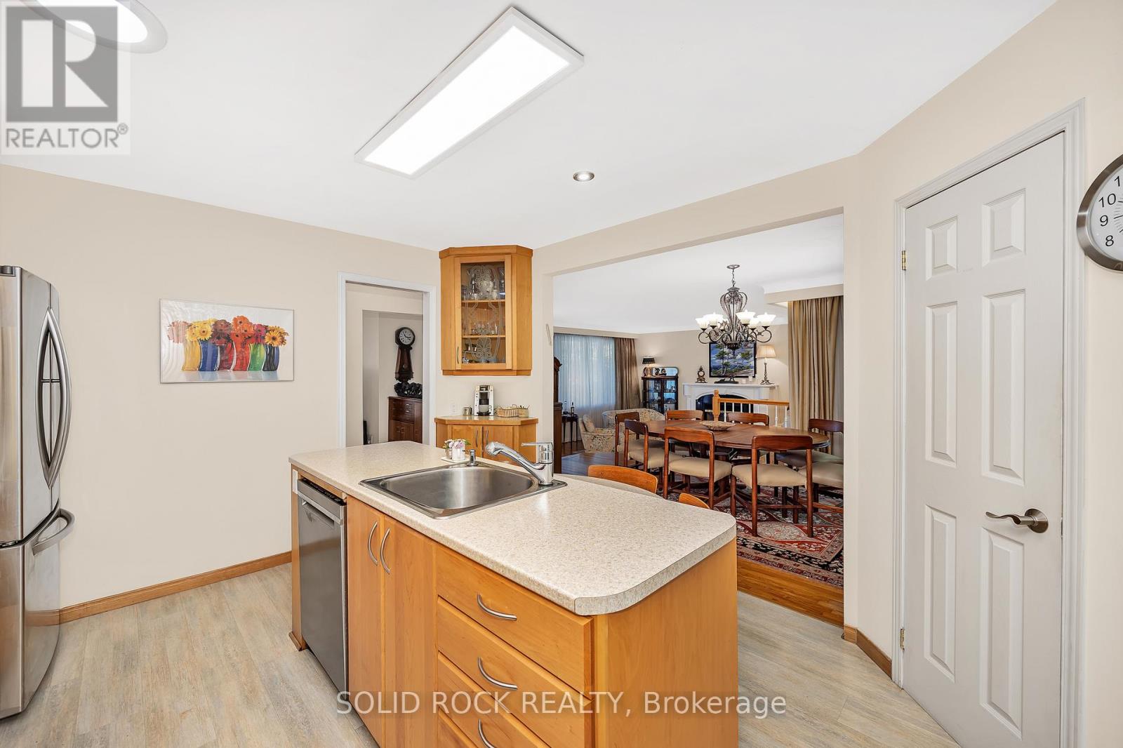 471 Tillbury Avenue, Ottawa, Ontario  K2A 0Y6 - Photo 11 - X12450817