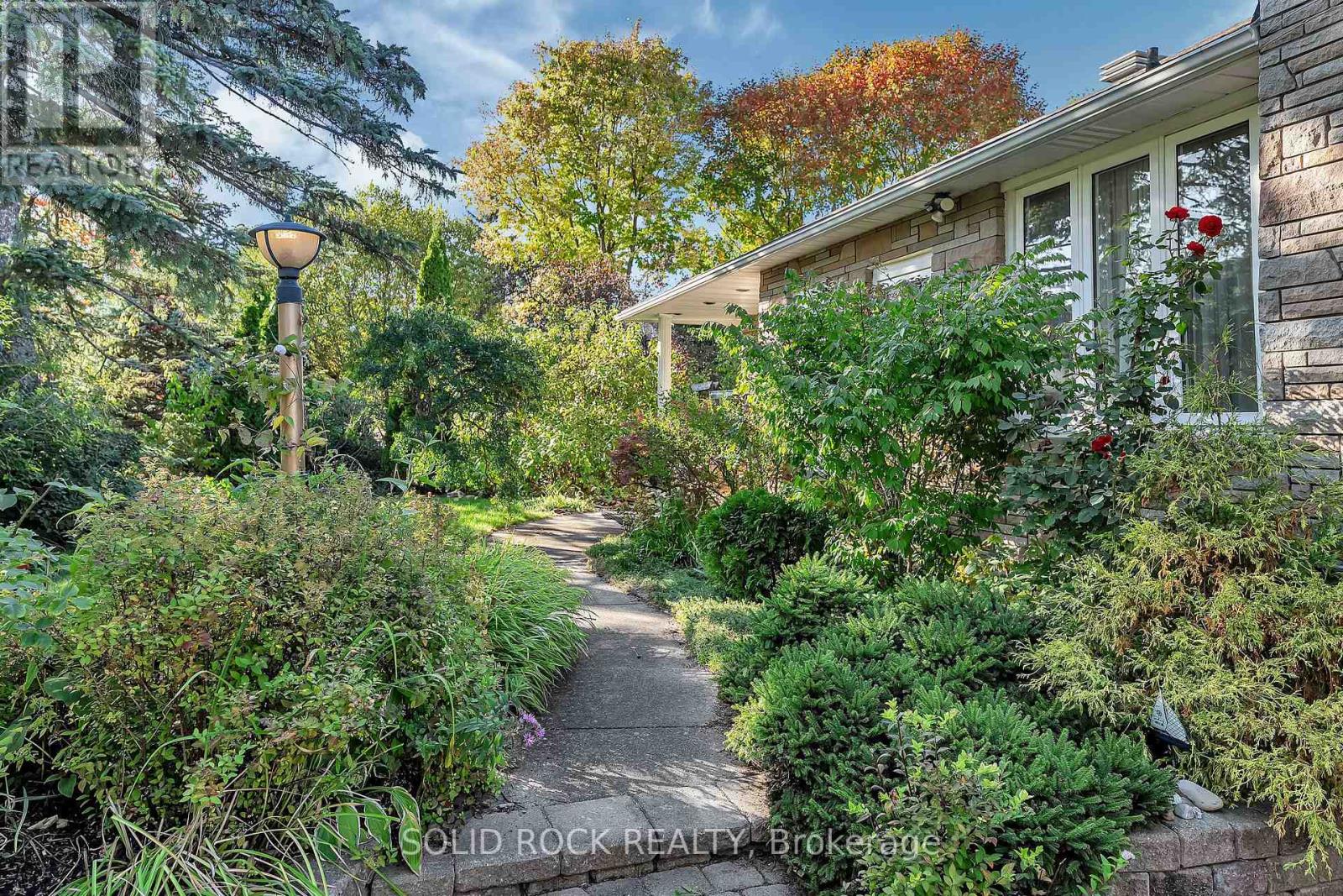 471 Tillbury Avenue, Ottawa, Ontario  K2A 0Y6 - Photo 3 - X12450817