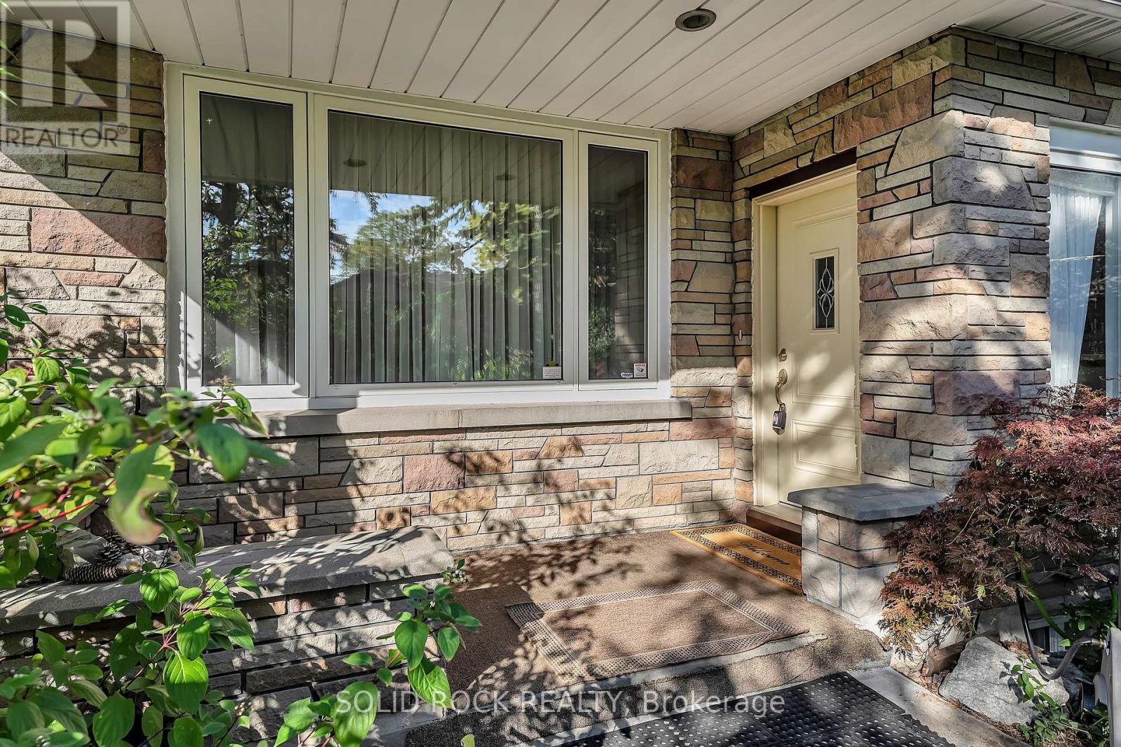 471 Tillbury Avenue, Ottawa, Ontario  K2A 0Y6 - Photo 4 - X12450817