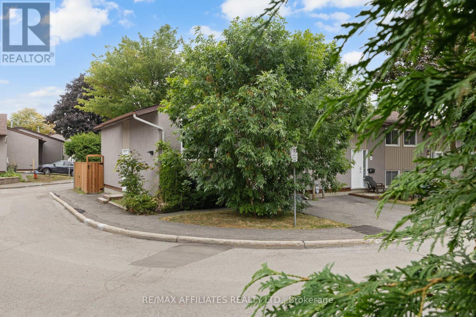 306 Woodfield Drive, Ottawa, Ontario  K2G 3W9 - Photo 2 - X12450824