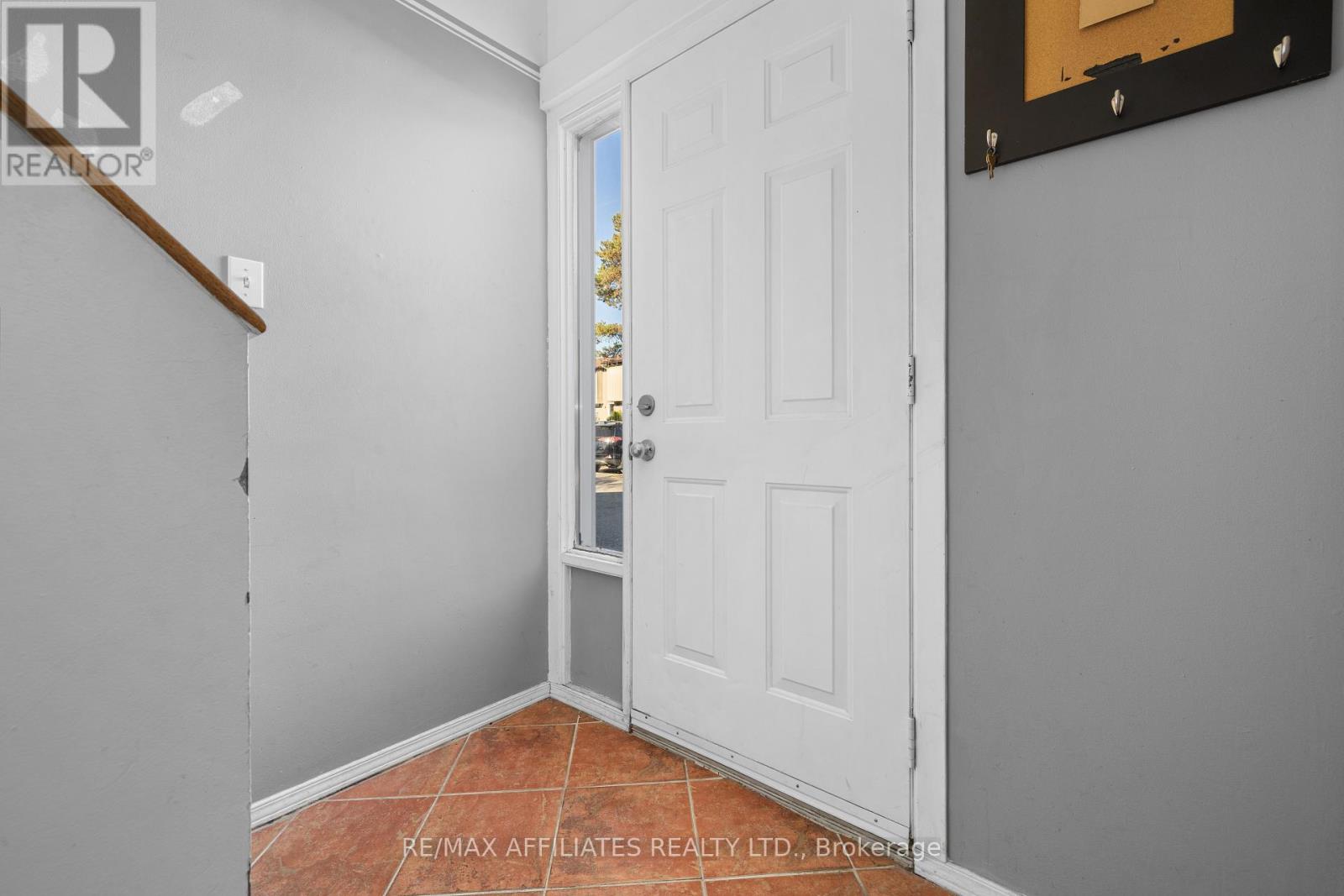 306 Woodfield Drive, Ottawa, Ontario  K2G 3W9 - Photo 5 - X12450824
