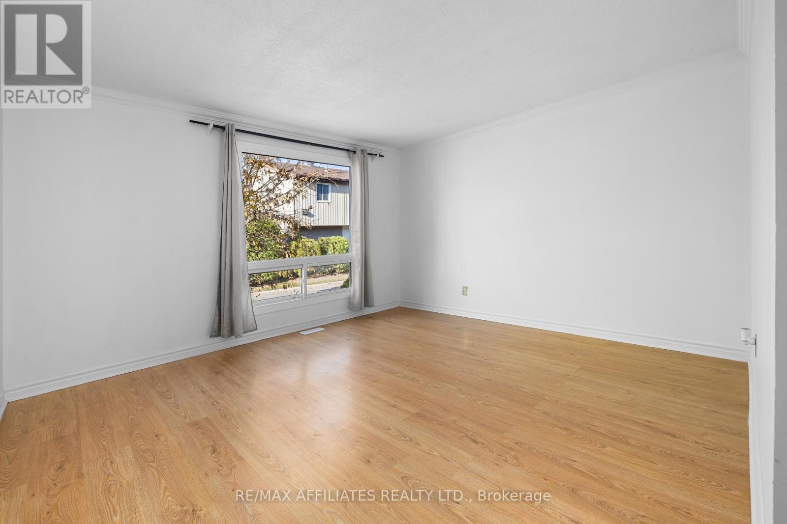 306 Woodfield Drive, Ottawa, Ontario  K2G 3W9 - Photo 8 - X12450824