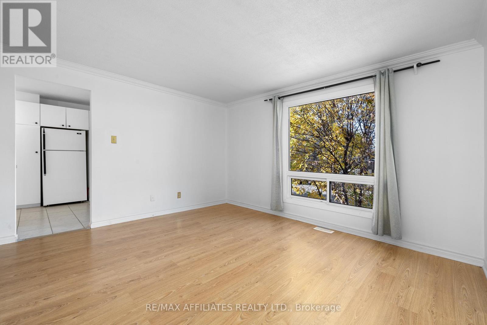 306 Woodfield Drive, Ottawa, Ontario  K2G 3W9 - Photo 9 - X12450824