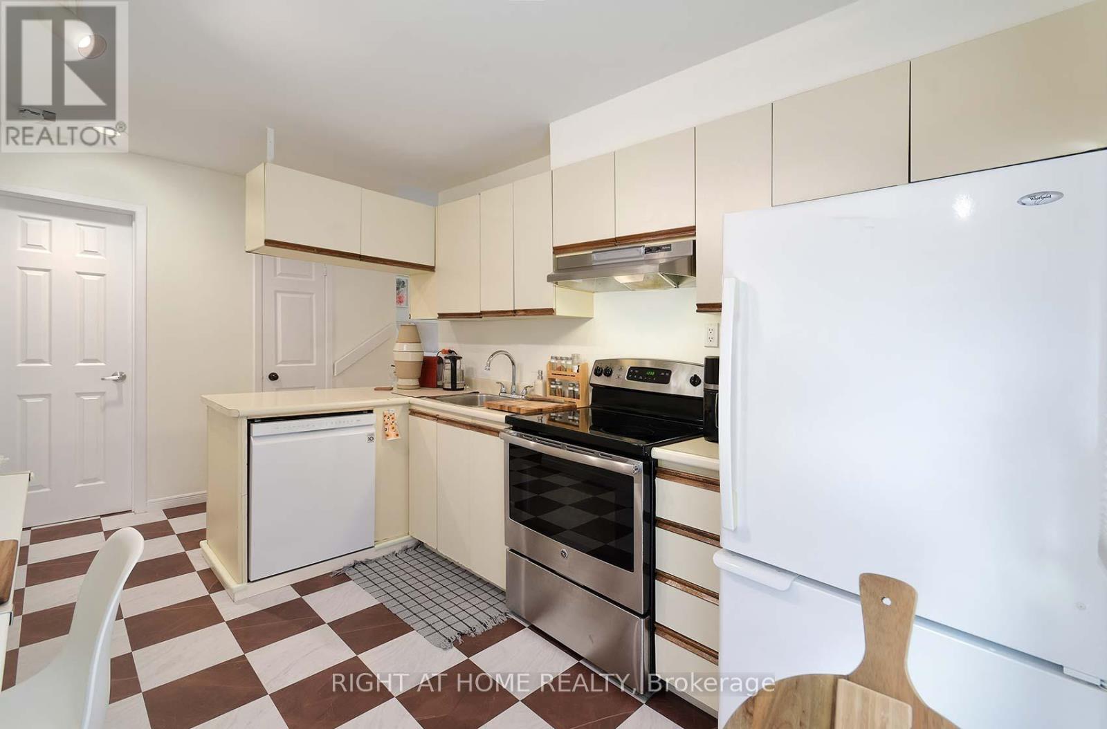 A - 164 Quebec Avenue, Toronto, Ontario  M6P 2T8 - Photo 10 - W12450783