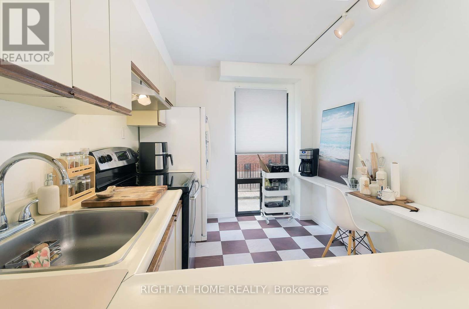 A - 164 Quebec Avenue, Toronto, Ontario  M6P 2T8 - Photo 11 - W12450783