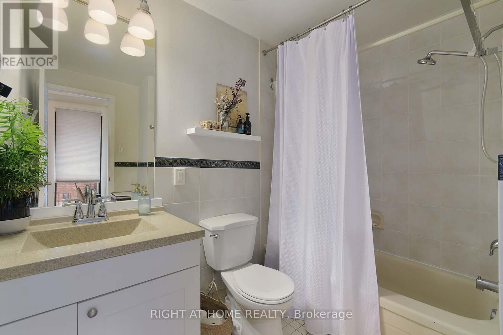 A - 164 Quebec Avenue, Toronto, Ontario  M6P 2T8 - Photo 16 - W12450783